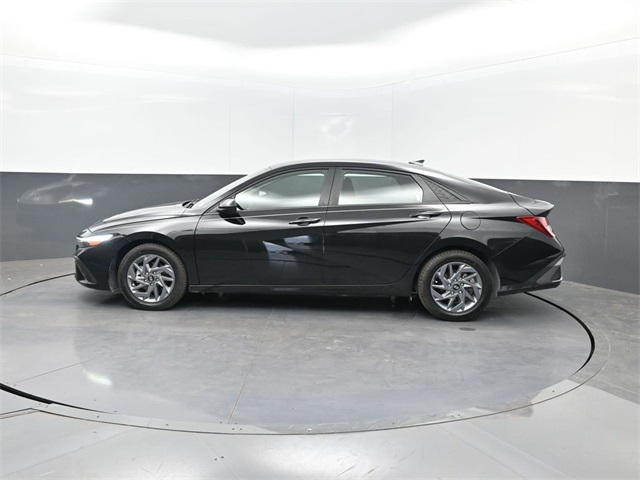 2024 Hyundai Elantra SEL photo 2