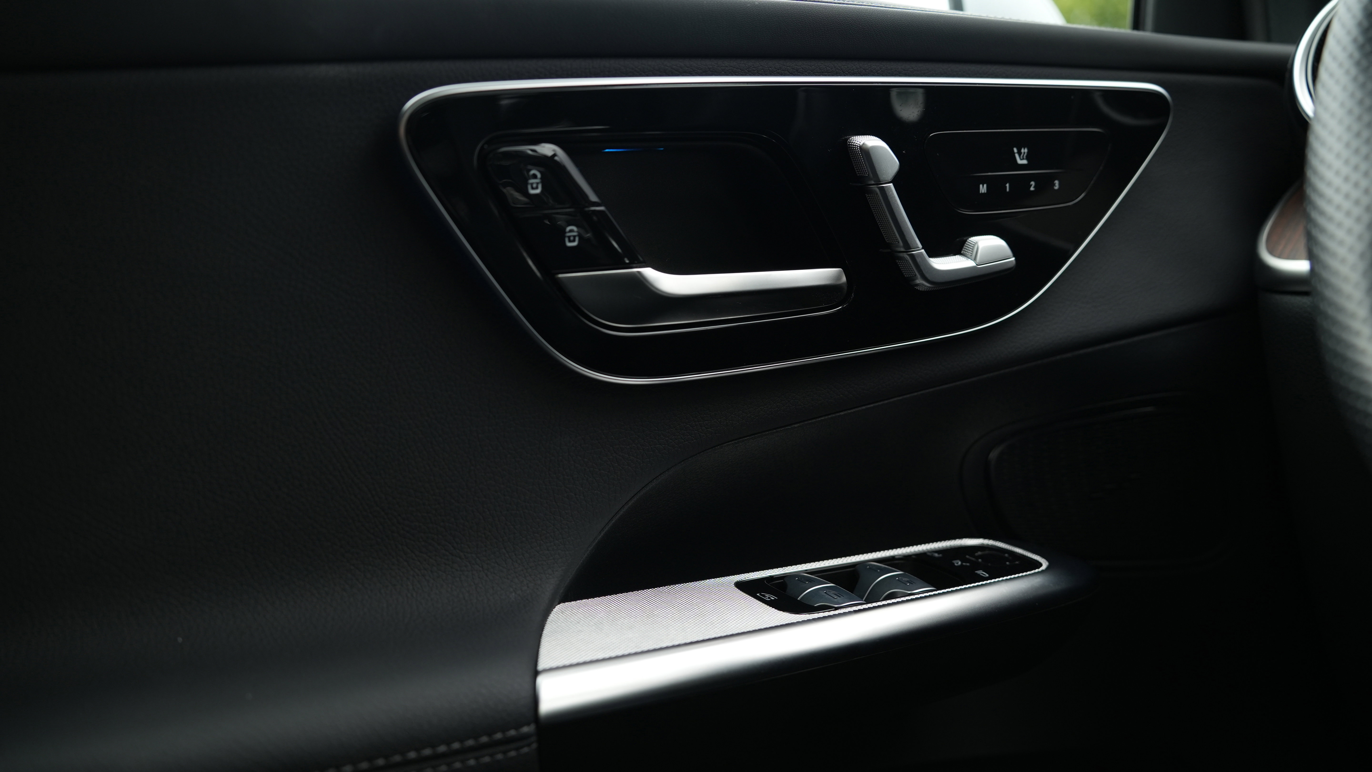 2025 Mercedes Benz GLC 350e 4MATIC photo 2