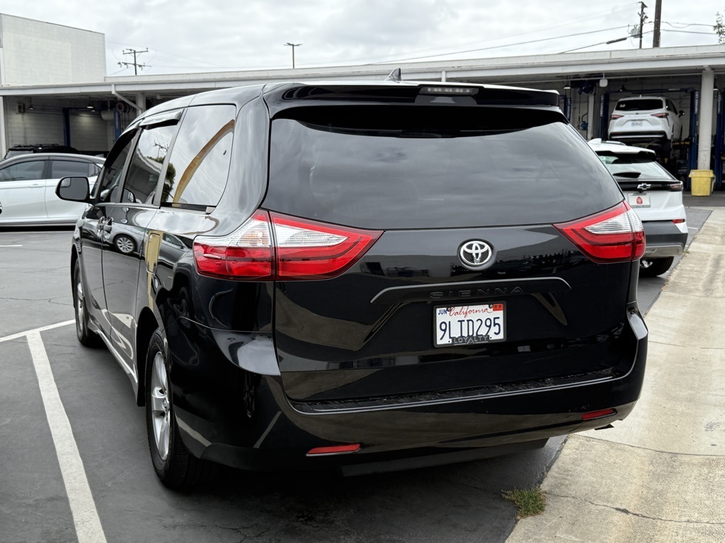 2019 Toyota Sienna L photo 4