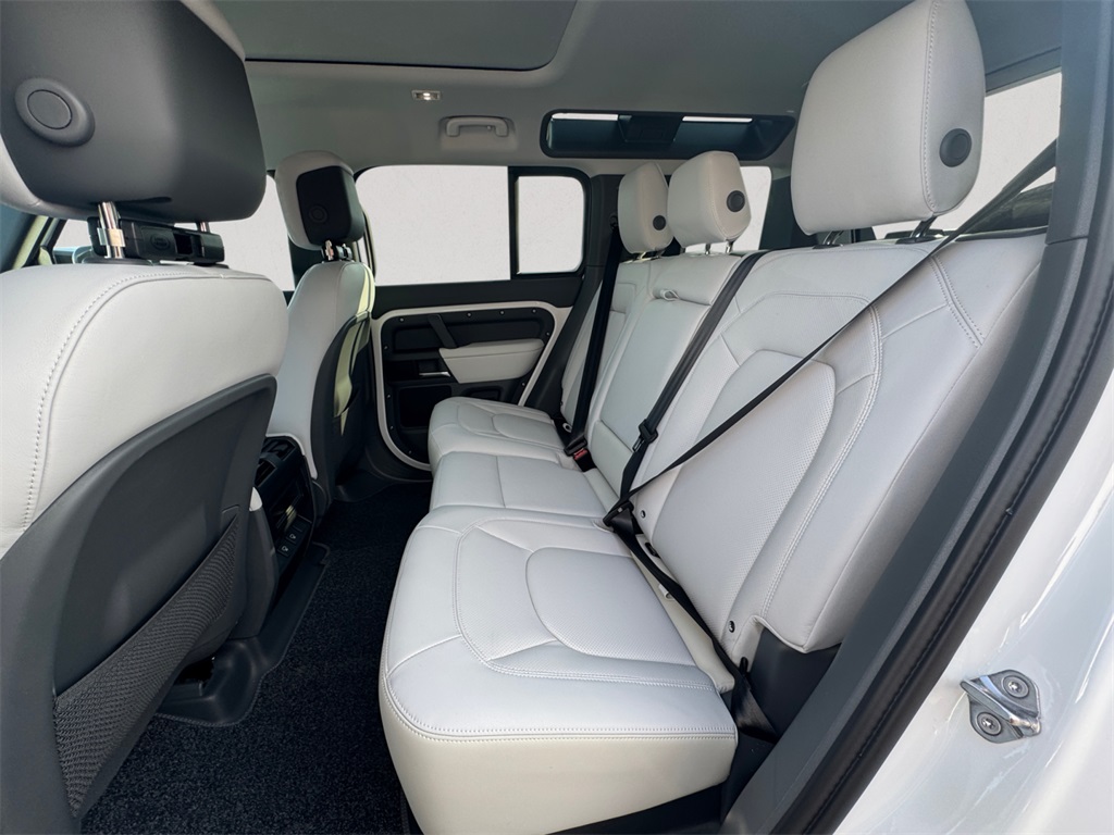 2025 Land Rover Defender 110 X-Dynamic SE photo 11