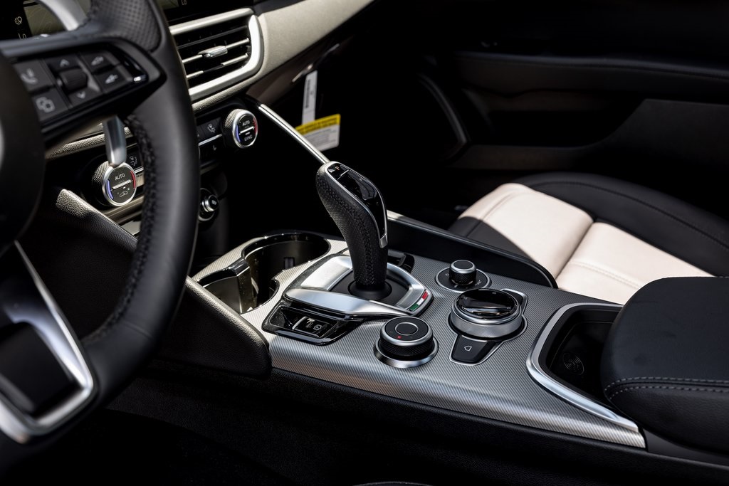 2025 Alfa Romeo Giulia Base photo 20