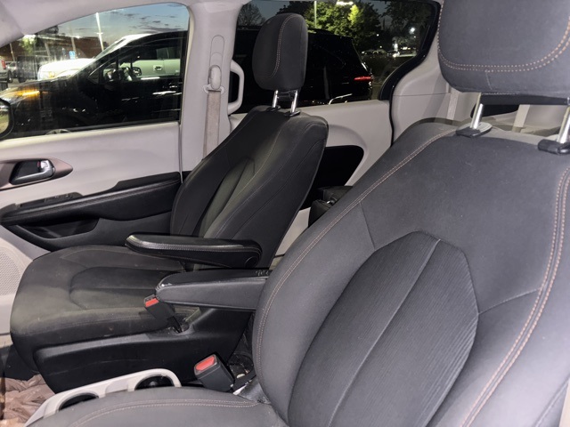 2017 Chrysler Pacifica Touring photo 9