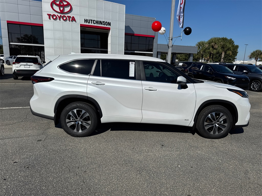 2025 Toyota Highlander Hybrid XLE photo 2
