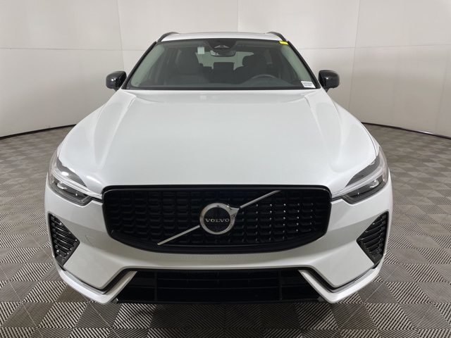 2025 Volvo XC60 B5 Plus photo 3