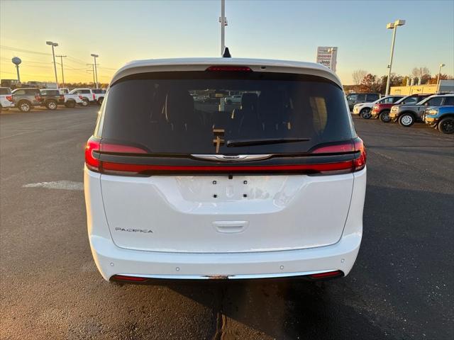 2026 Chrysler Pacifica photo 3