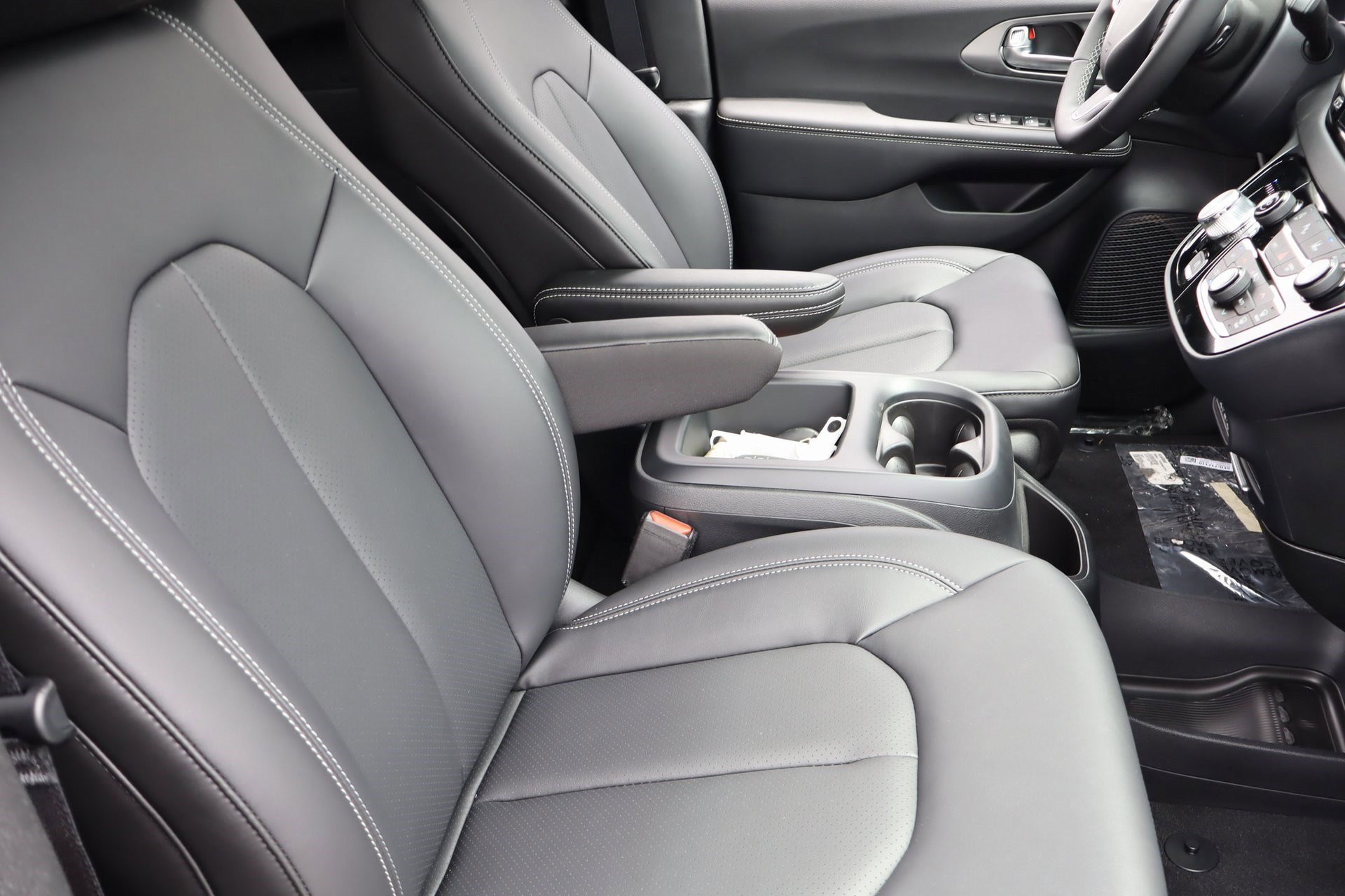 2025 Chrysler Voyager LX photo 26