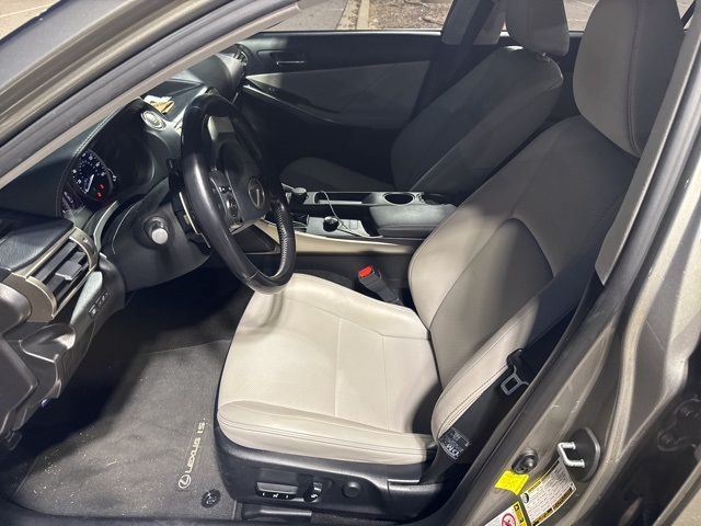 2016 Lexus IS 200t photo 4