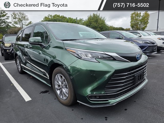 2025 Toyota Sienna LE photo 3