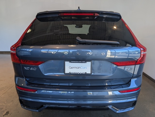 2022 Volvo XC60 R-Design photo 3