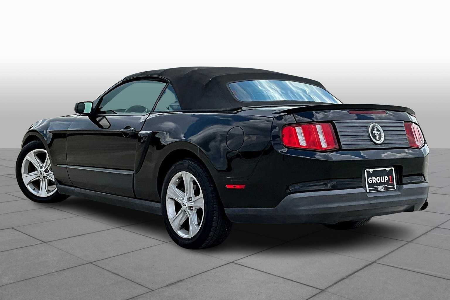 2010 Ford Mustang V6 Convertible photo 10