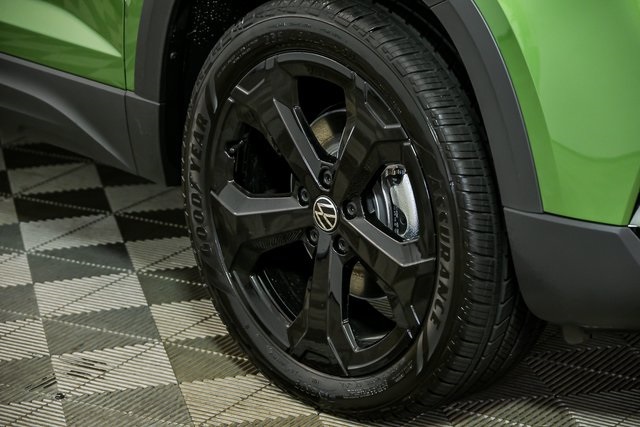 2025 Volkswagen Taos SE photo 3