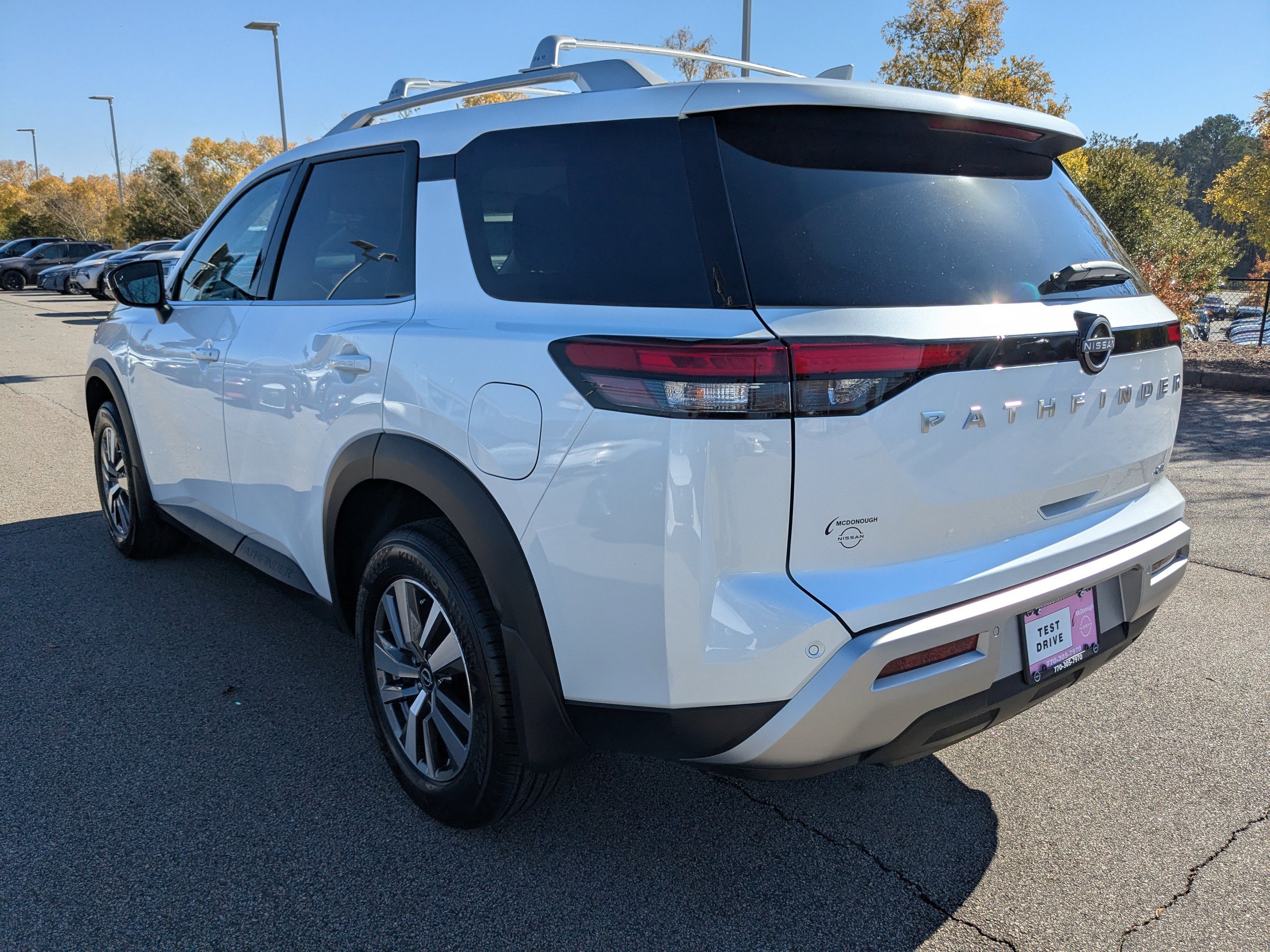 2025 Nissan Pathfinder SL photo 3