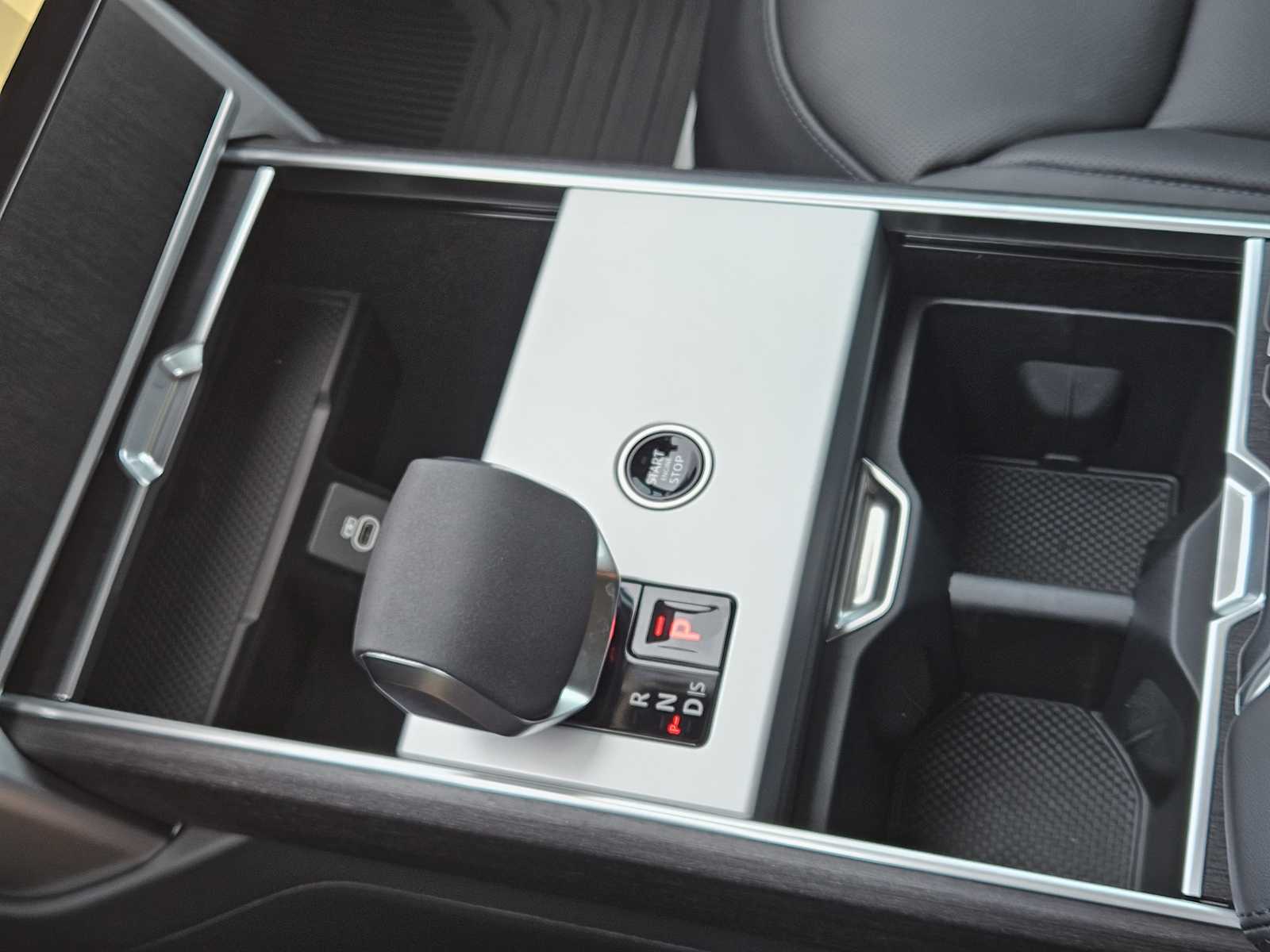 2025 Land Rover Range Rover SE photo 15