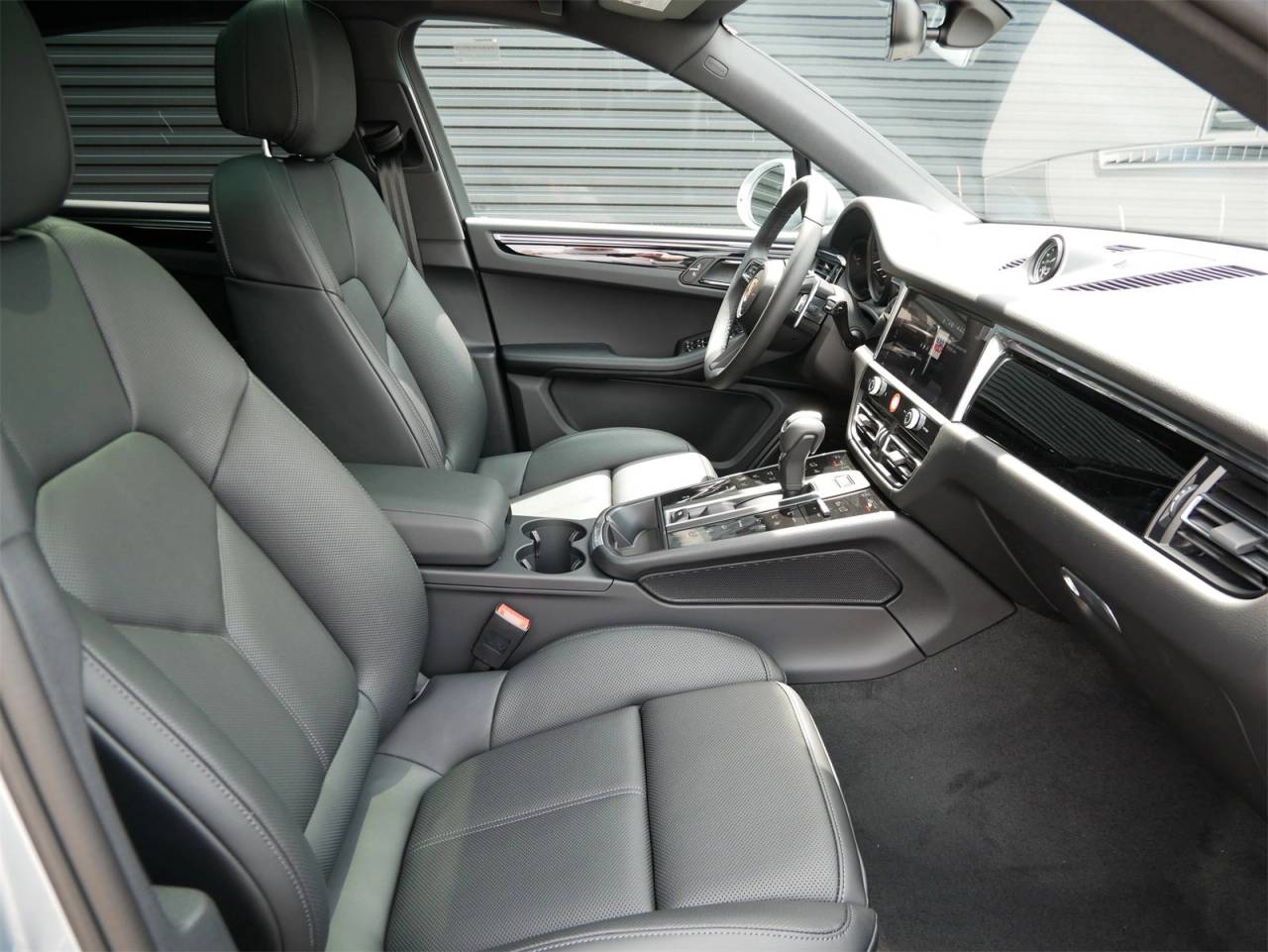 2025 Porsche Macan Base photo 29