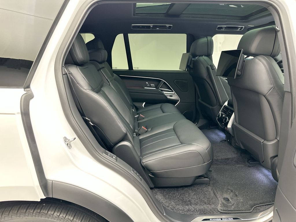2025 Land Rover Range Rover SE photo 6
