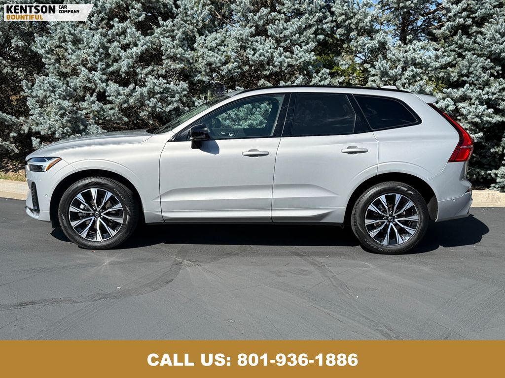 2025 Volvo XC60 B5 Plus photo 3