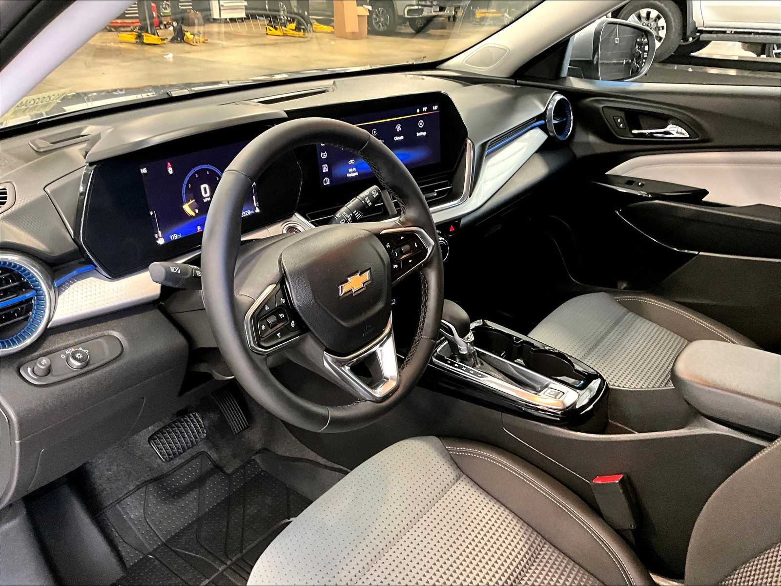 2025 Chevrolet Trax LT photo 8