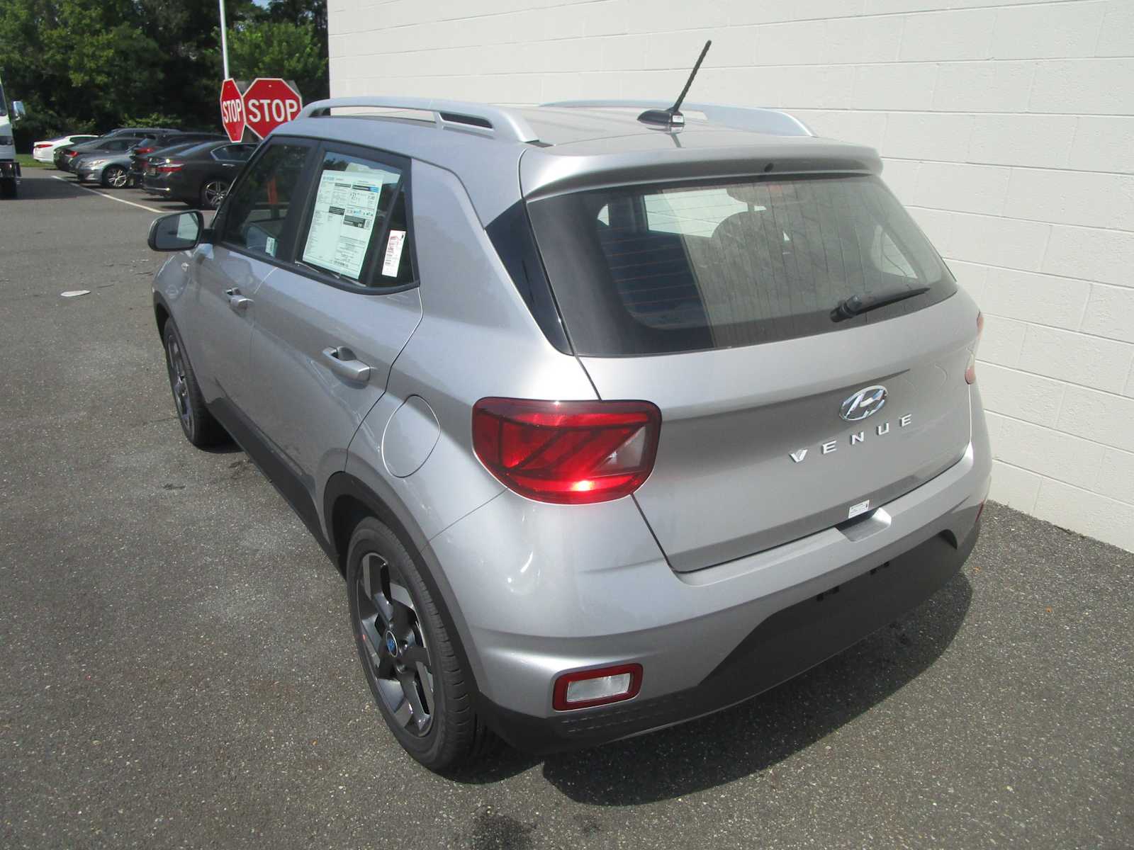 2025 Hyundai Venue SEL photo 2