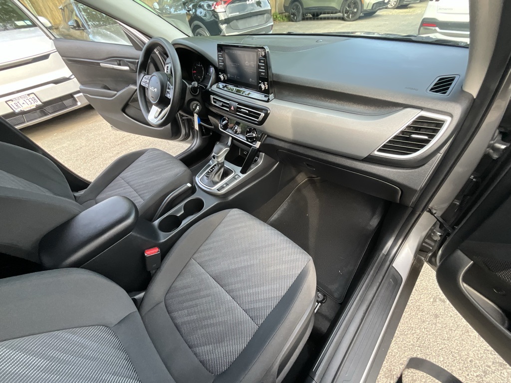 2023 Kia Seltos LX photo 28