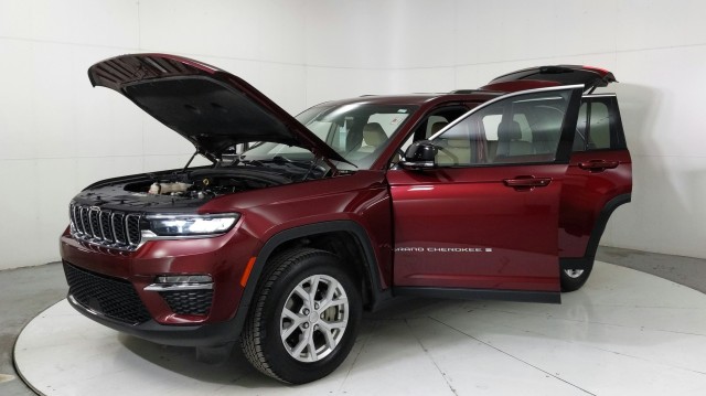 Used 2023 RED Jeep Limited image 9