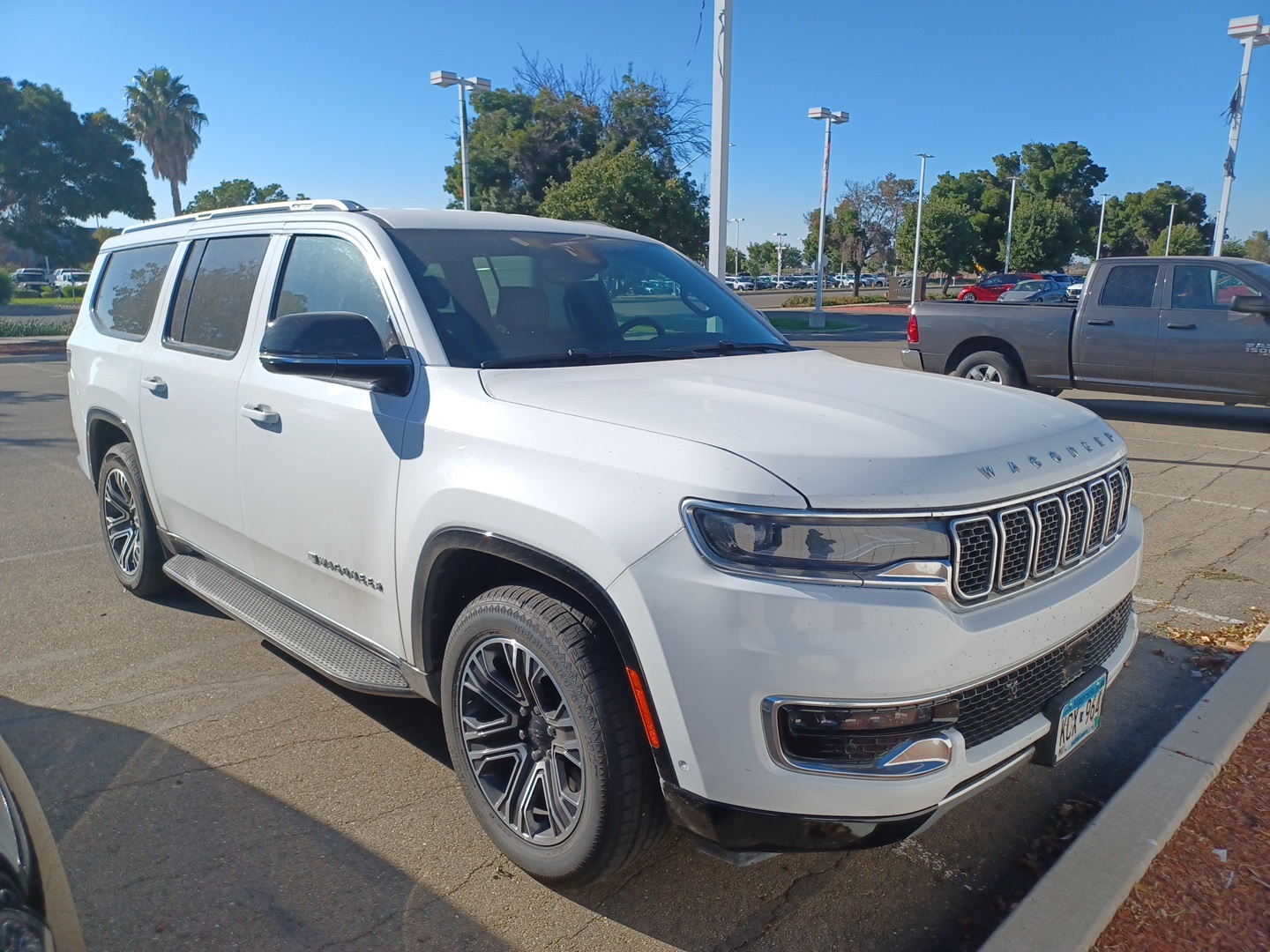 2023 Jeep Wagoneer L Series II photo 2