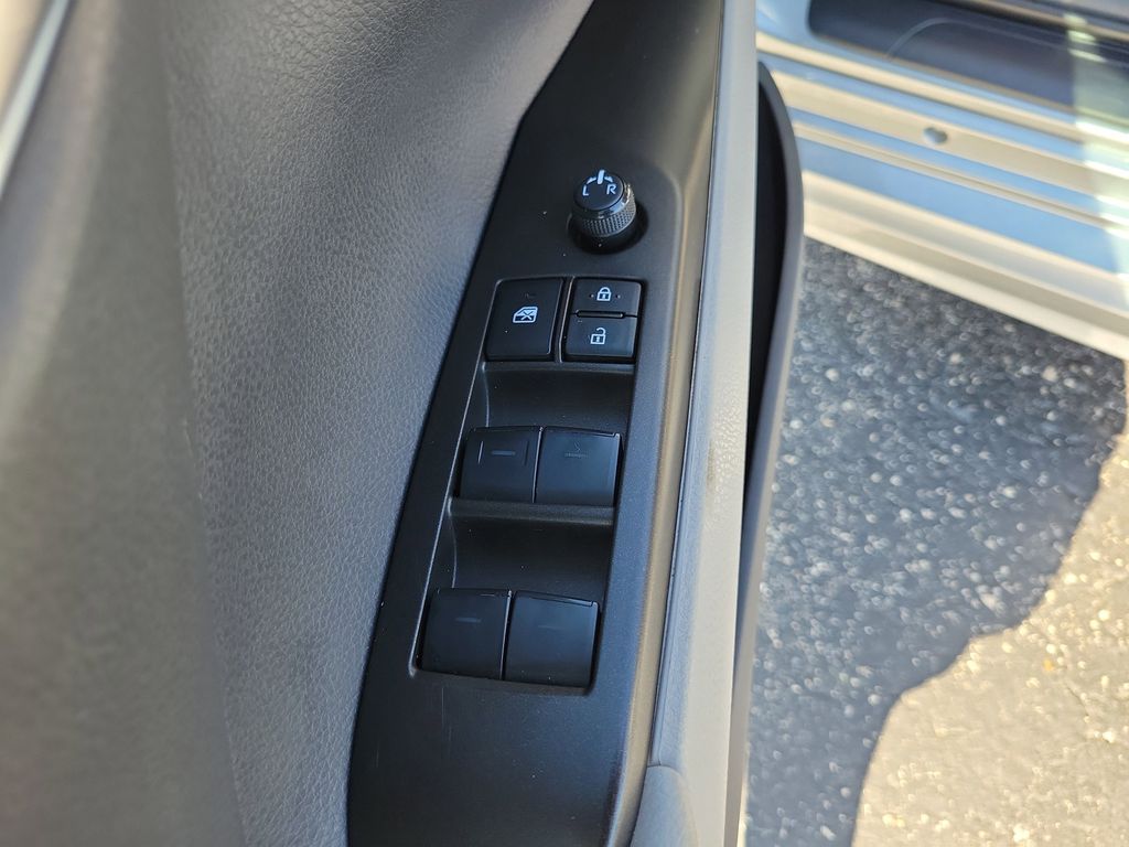 2023 Toyota Camry SE photo 14