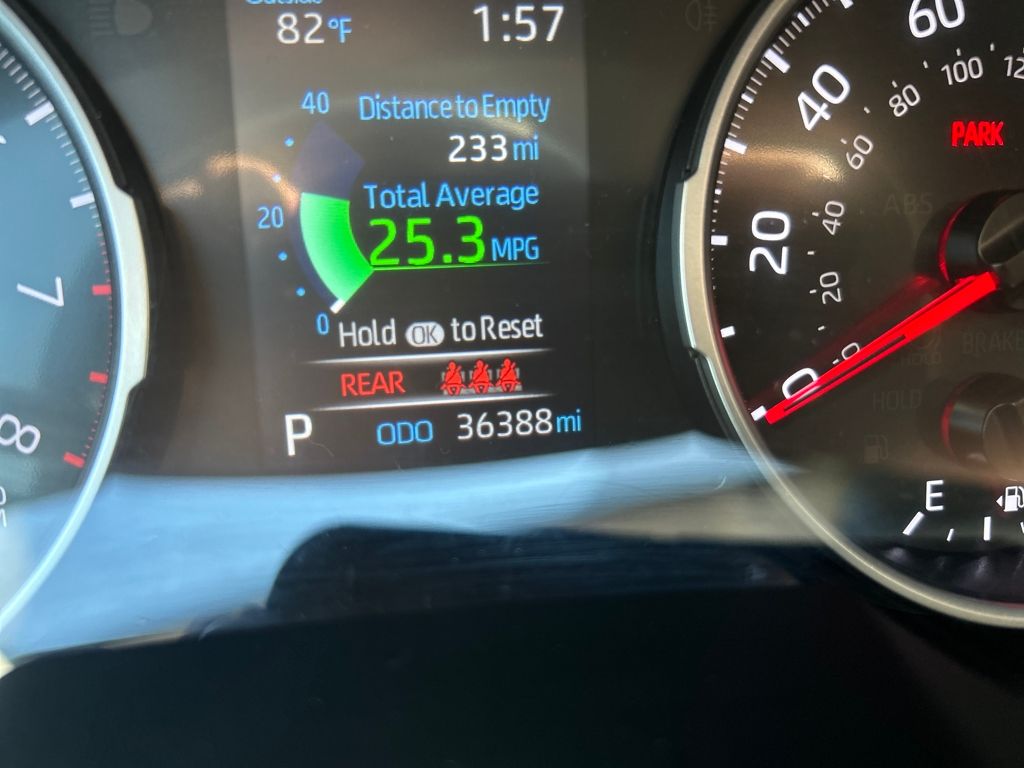 2022 Toyota RAV4 LE photo 10