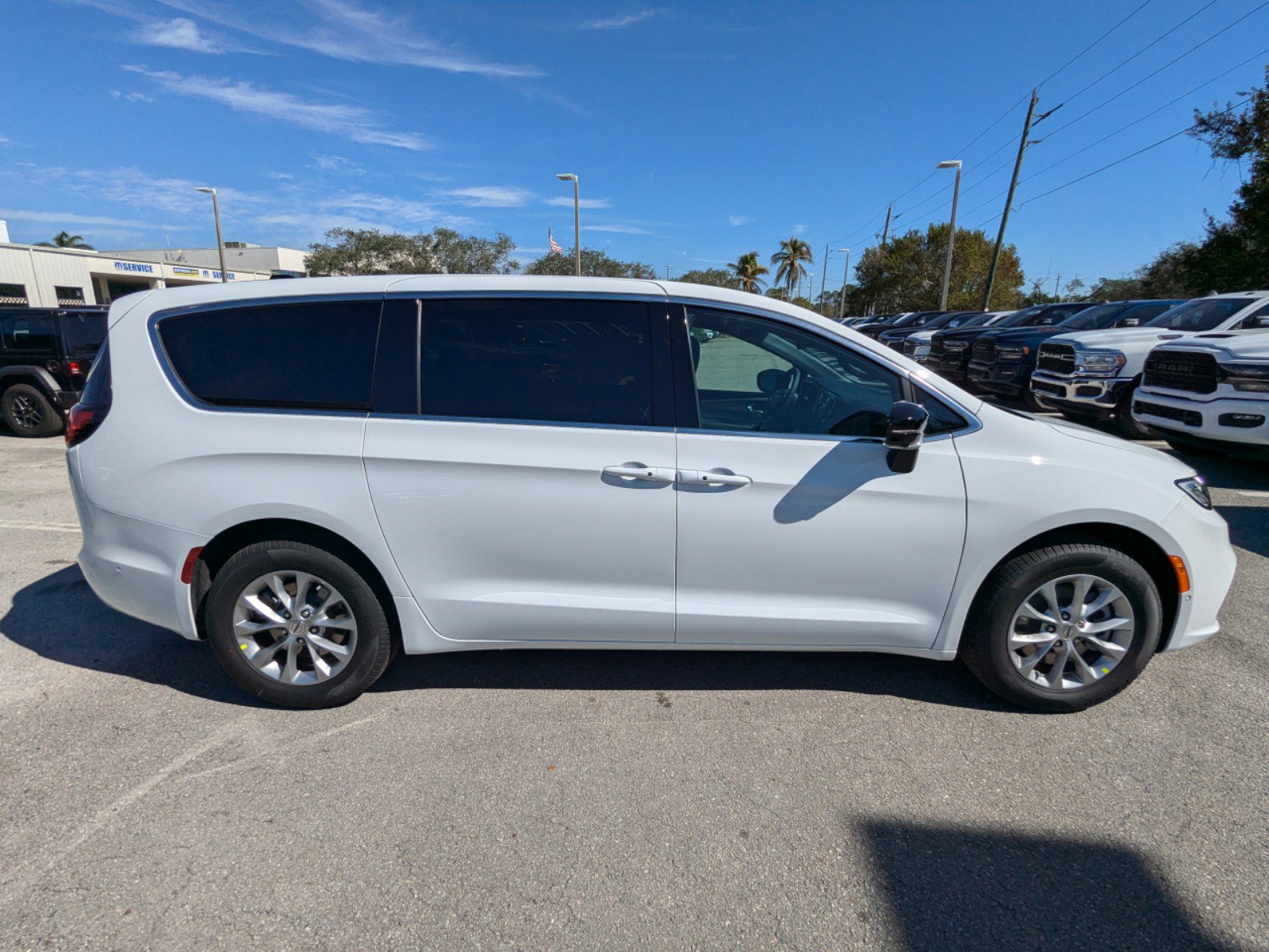 2025 Chrysler Pacifica photo 4