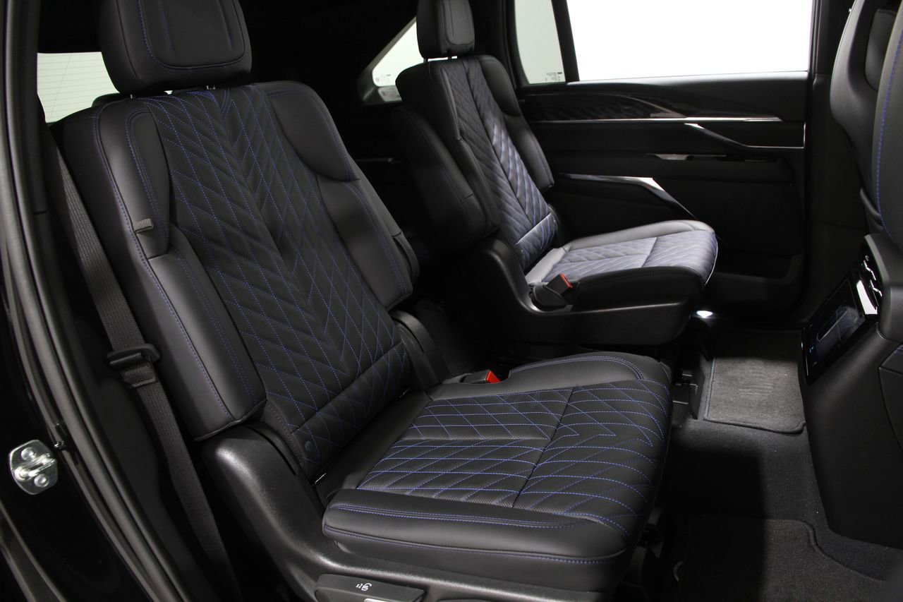 2025 Cadillac Escalade Luxury photo 21