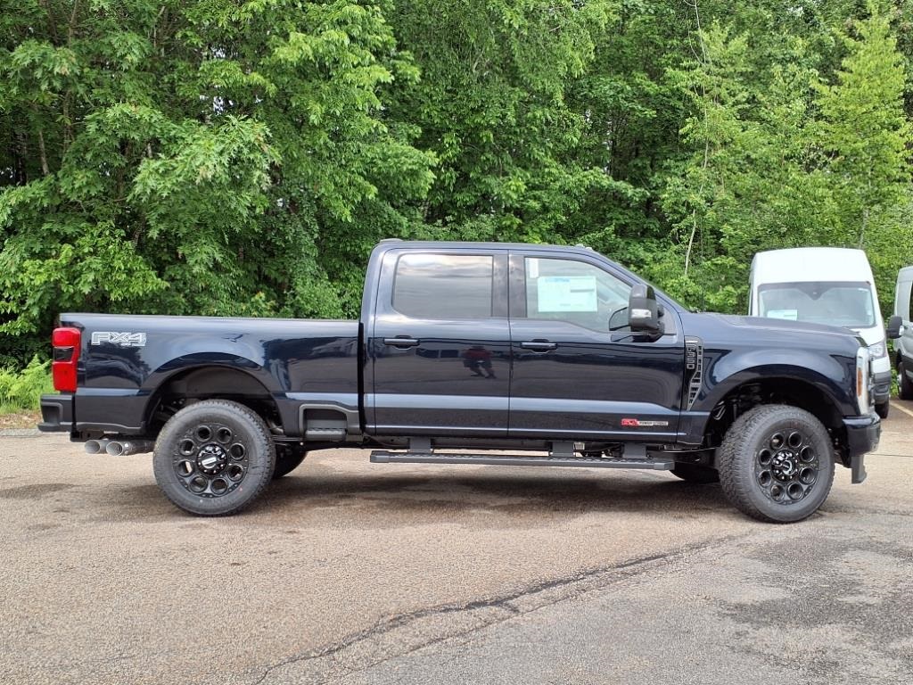2025 Ford F-350 Lariat photo 2