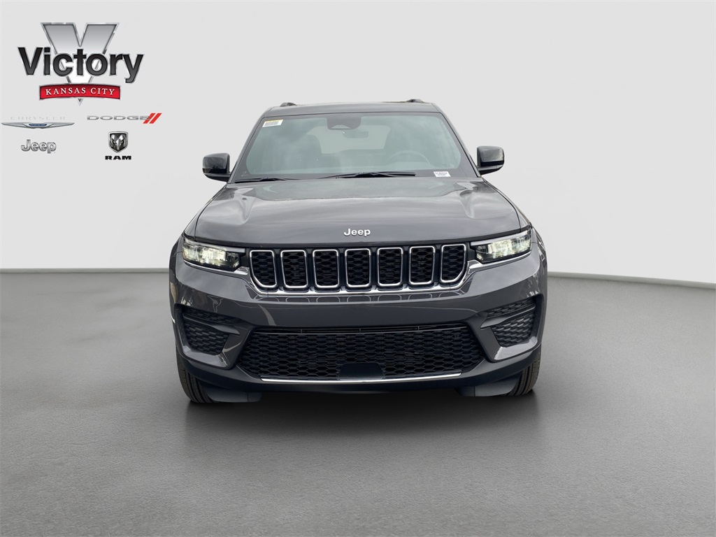 2025 Jeep Grand Cherokee Laredo photo 2
