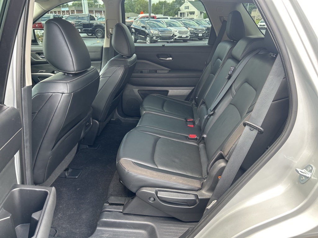 2022 Nissan Pathfinder SL photo 9