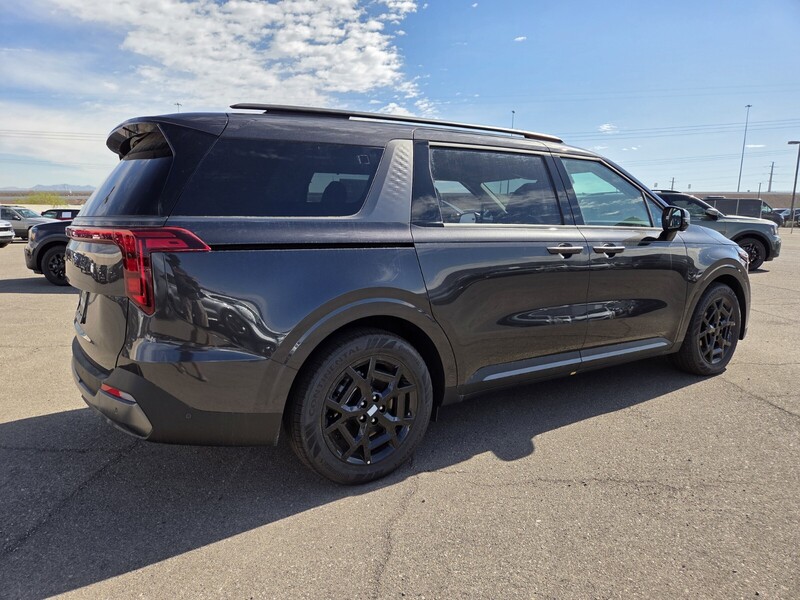 2026 Kia Carnival SX photo 3