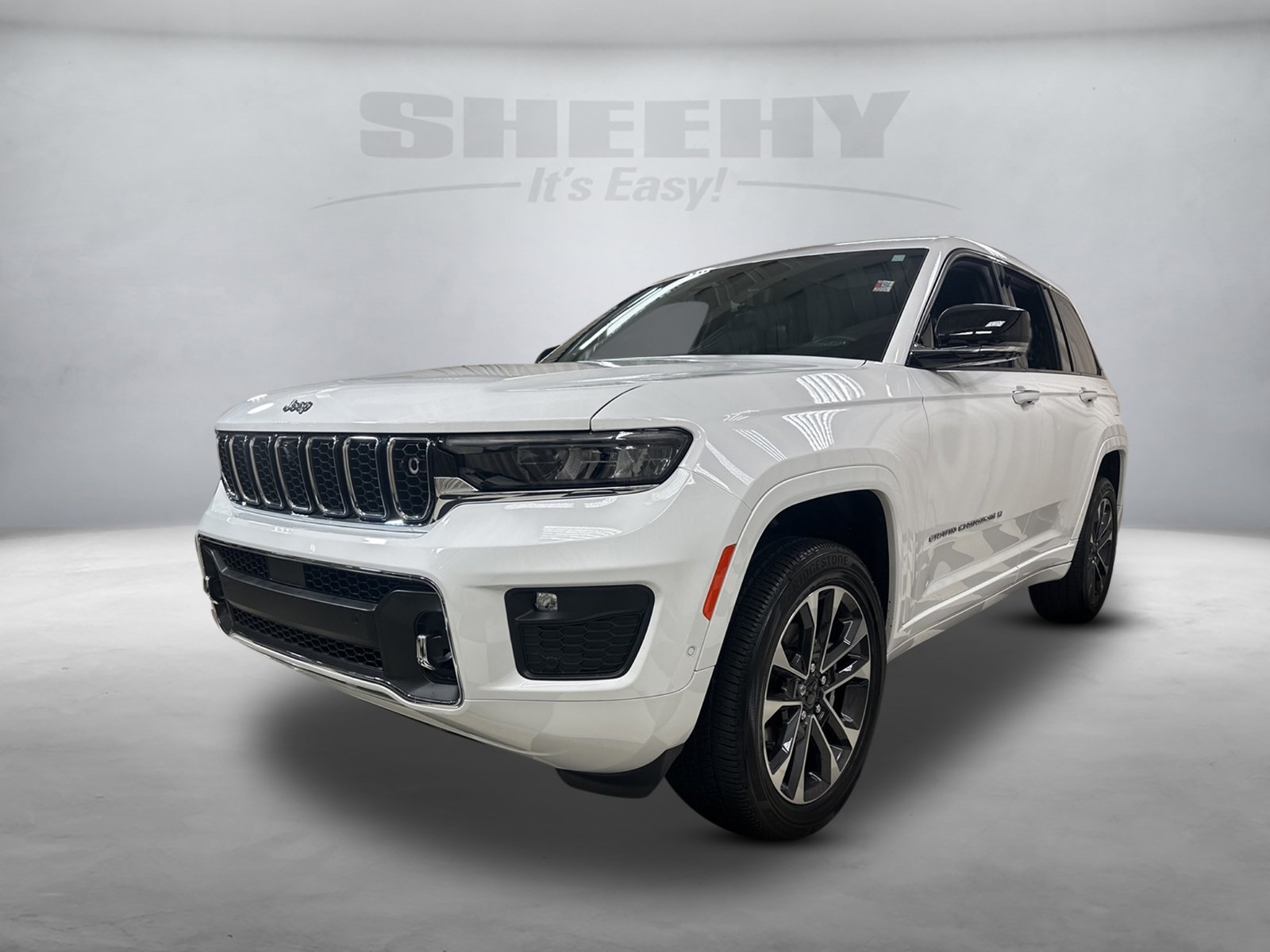 2023 Jeep Grand Cherokee Overland photo 2
