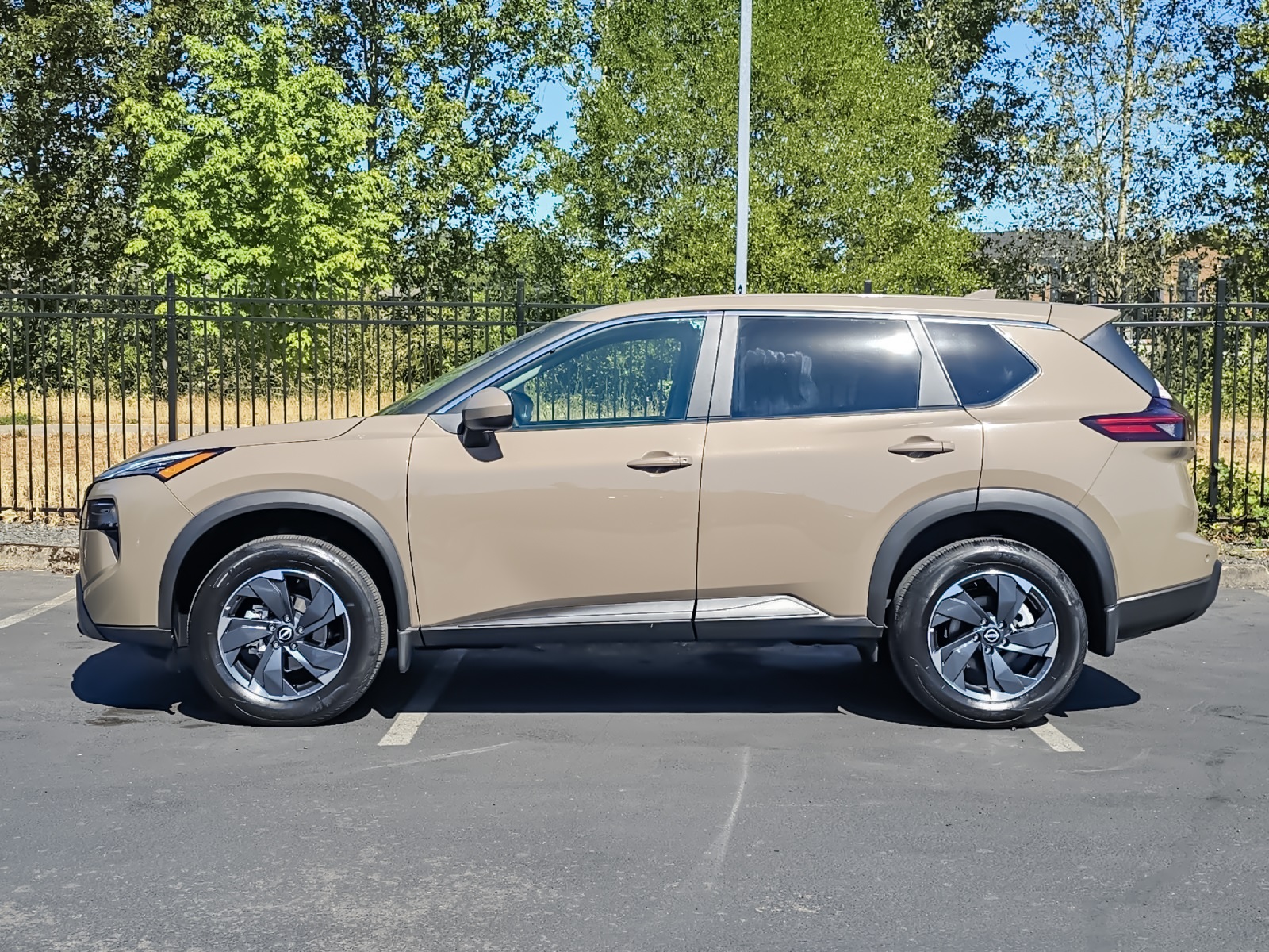 2024 Nissan Rogue SV photo 3
