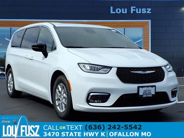 2026 Chrysler Pacifica Select's photo