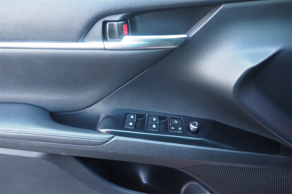 2019 Toyota Camry XSE photo 18