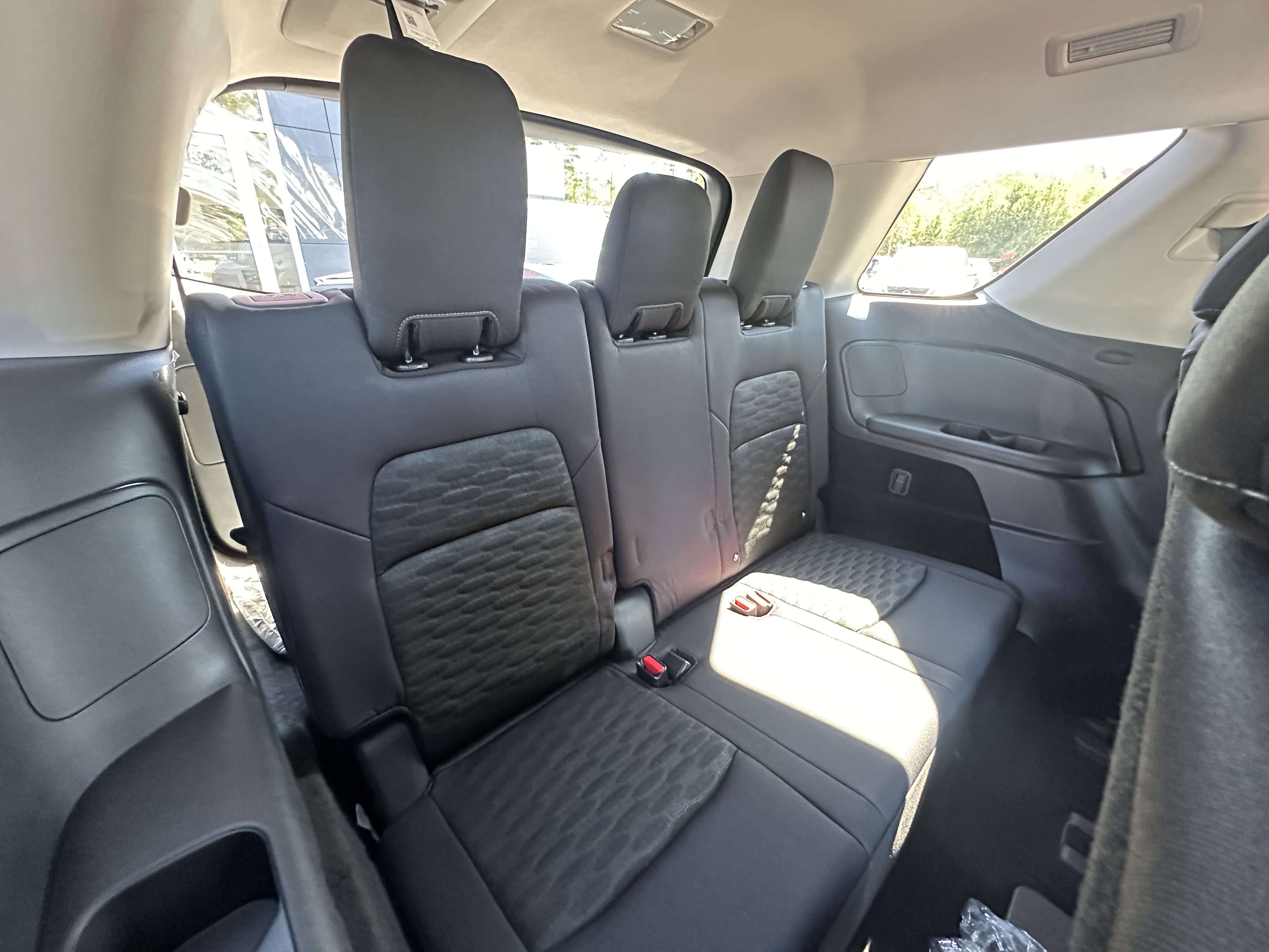 2025 Nissan Pathfinder SV photo 2