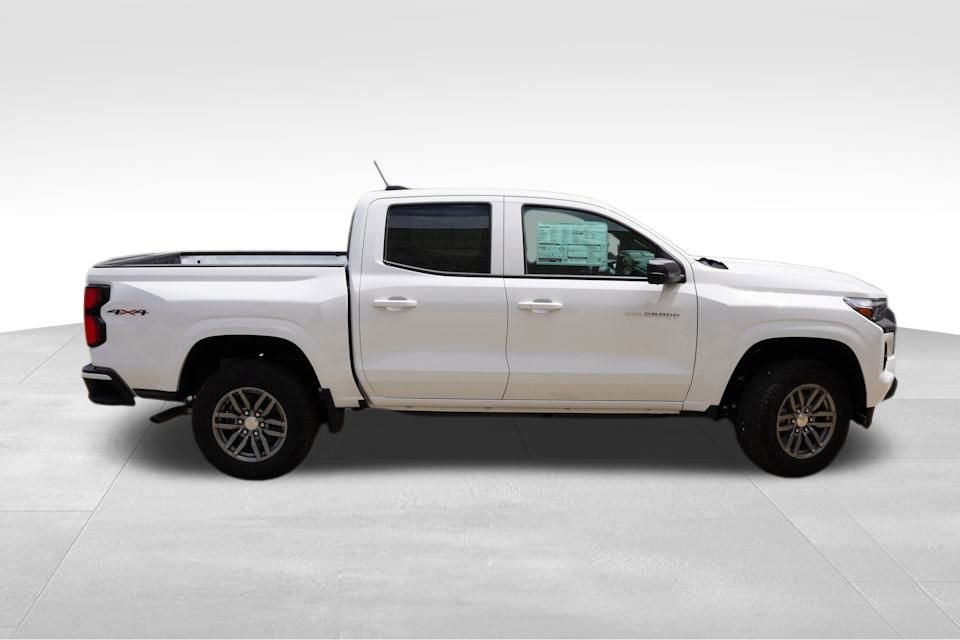 2025 Chevrolet Colorado Work Truck LT photo 2