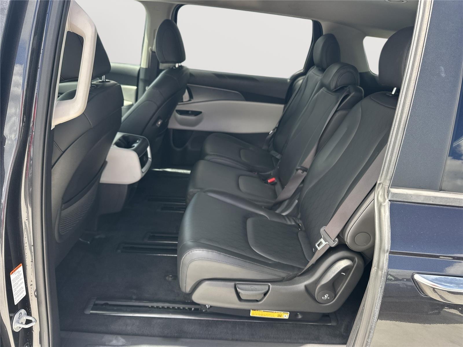 2024 Kia Carnival LX photo 19