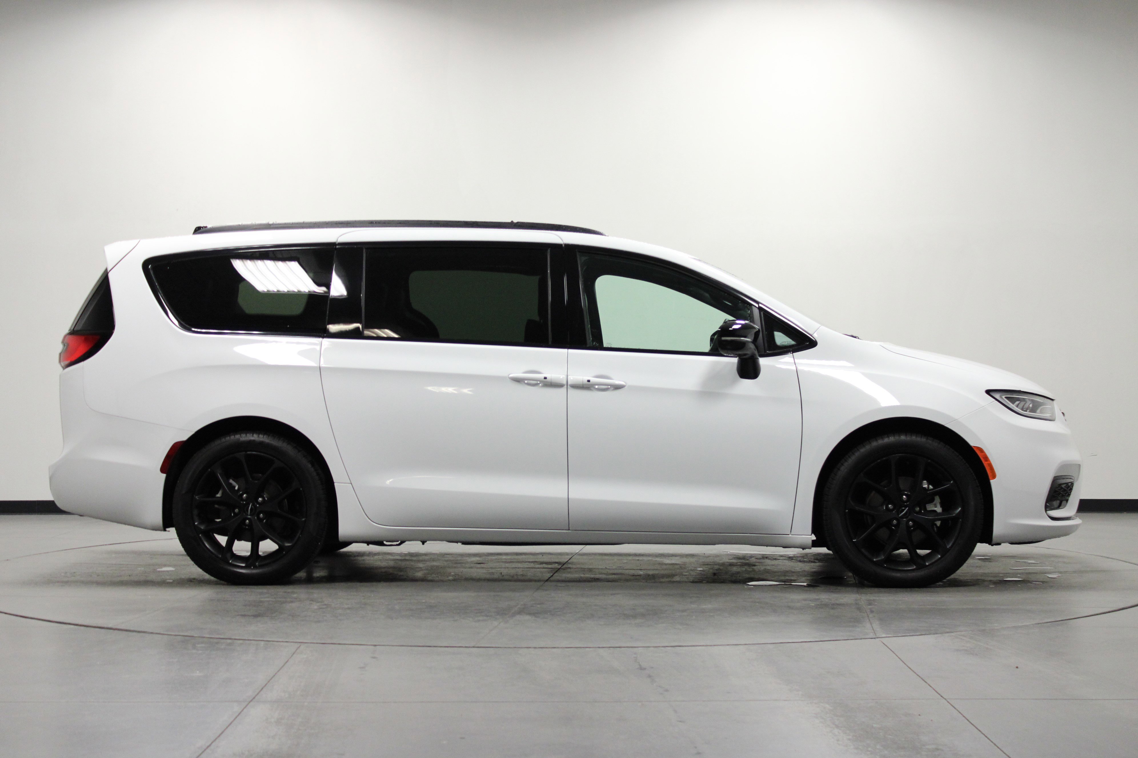 2025 Chrysler Pacifica Limited photo 2