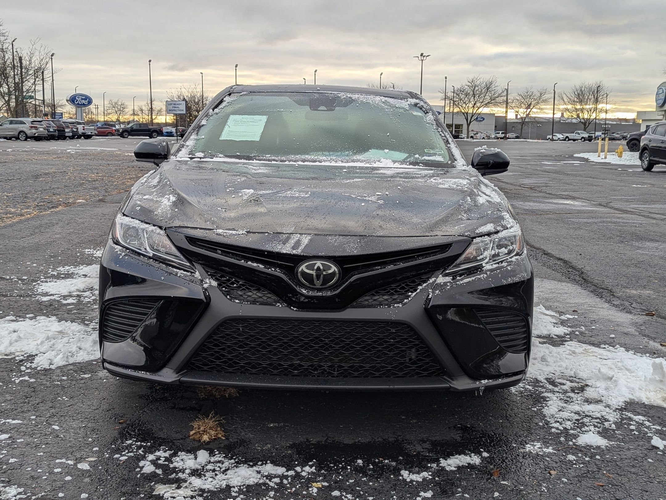 2020 Toyota Camry SE photo 3