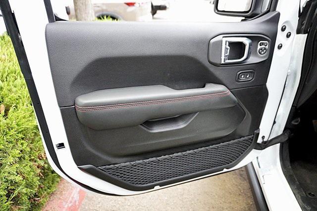 New 2025 Bright White Clear-Coat Exterior Paint Jeep Rubicon image 23