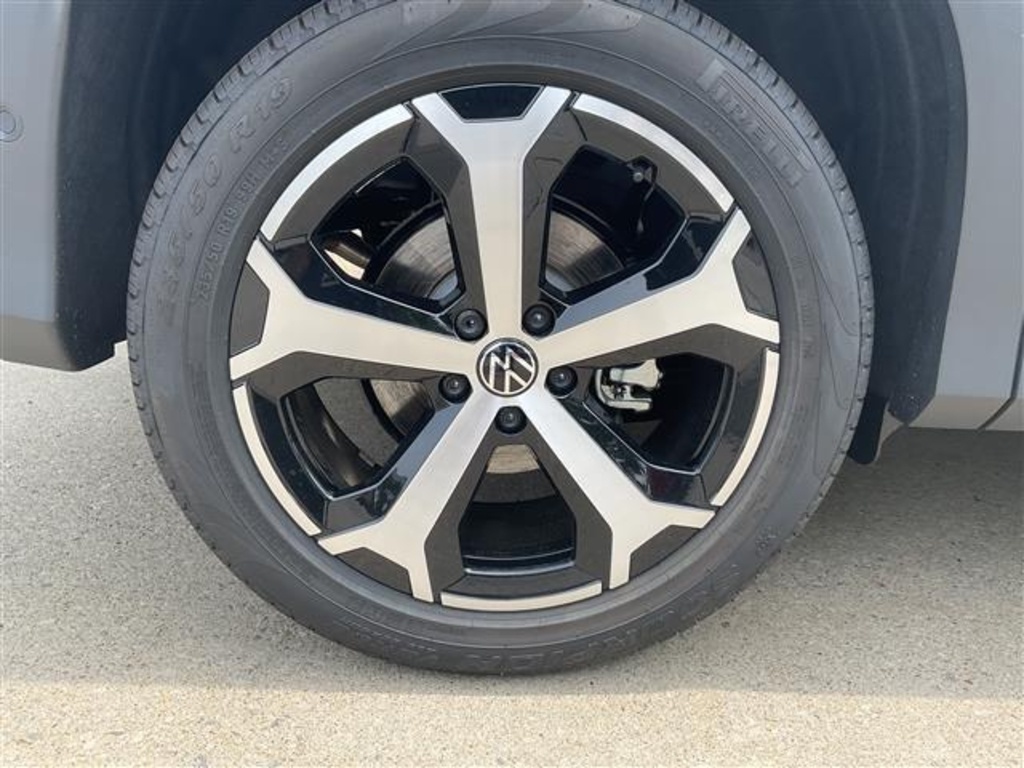 2025 Volkswagen Tiguan SE photo 3