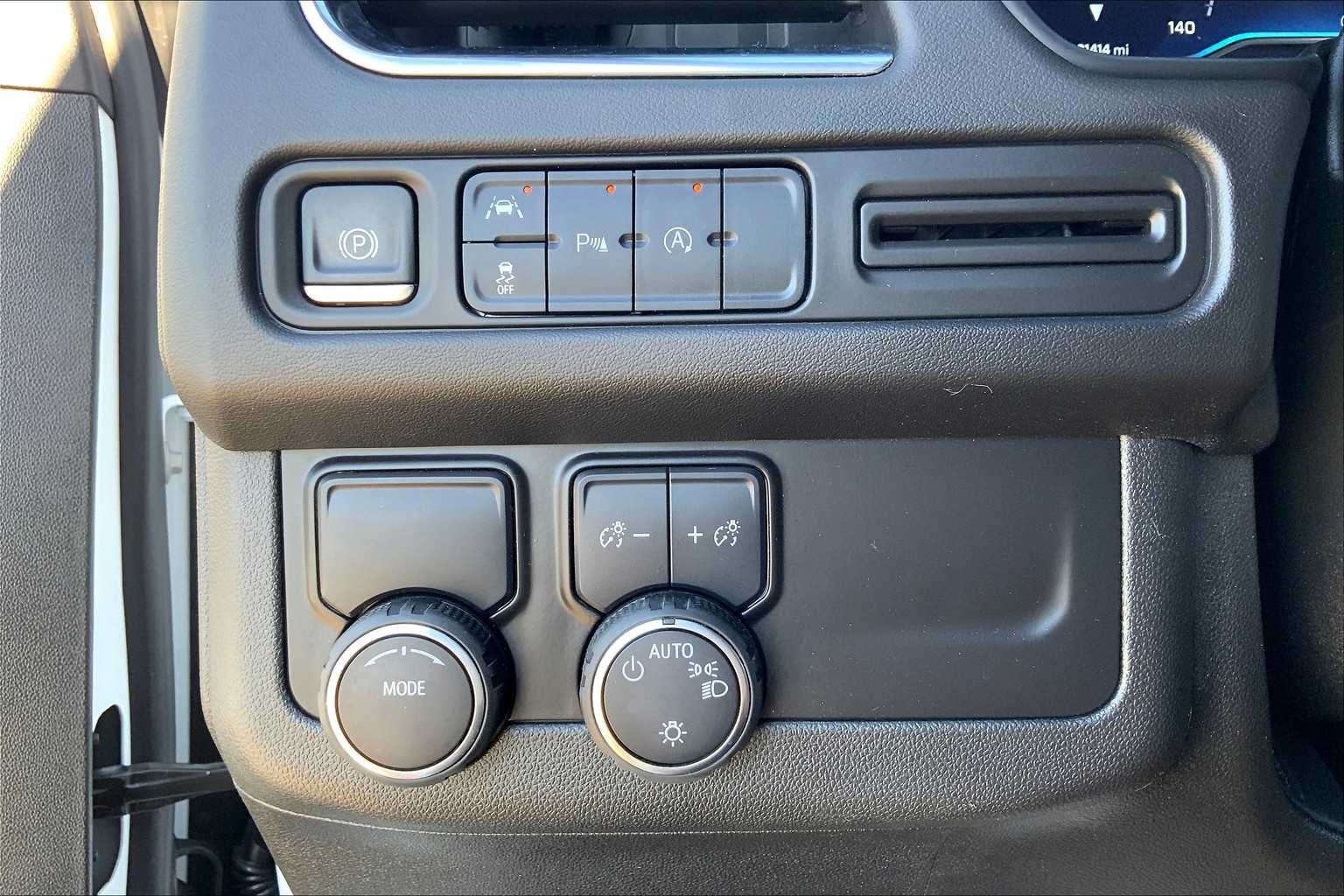2024 Chevrolet Suburban RST photo 30