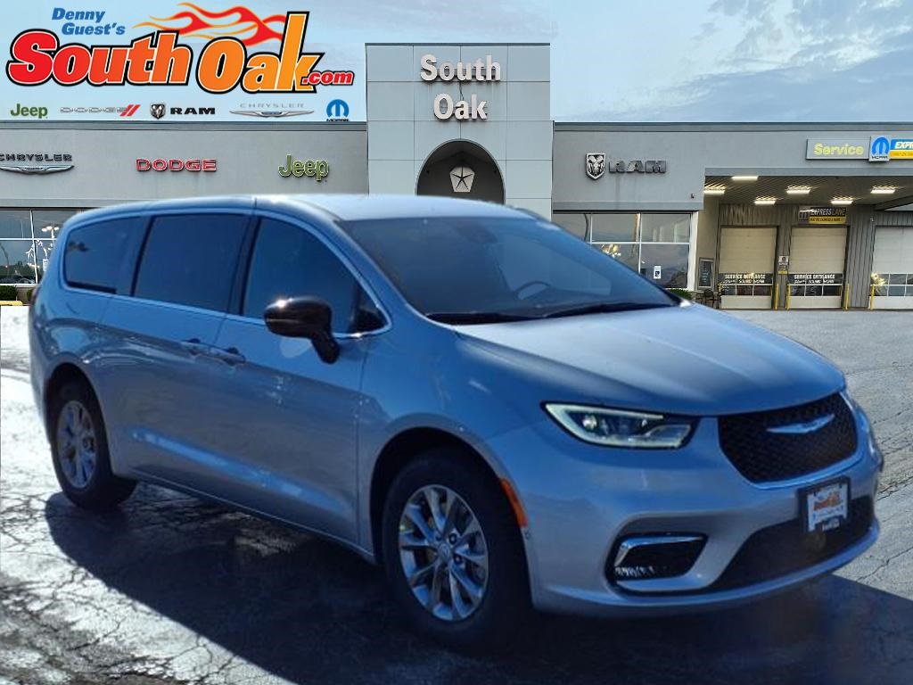 2026 Chrysler Pacifica Select's photo