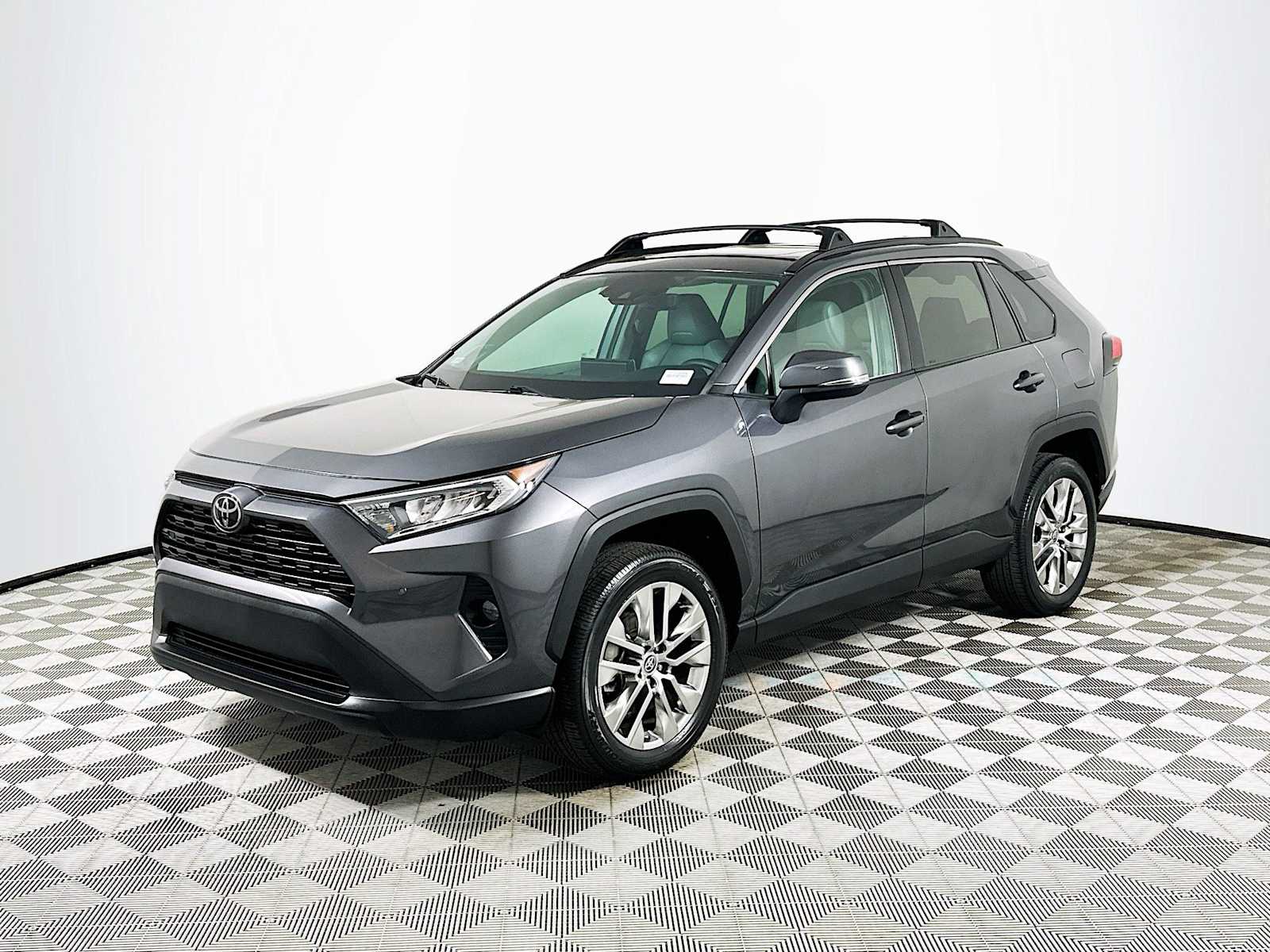 2021 Toyota RAV4 XLE Premium photo 3