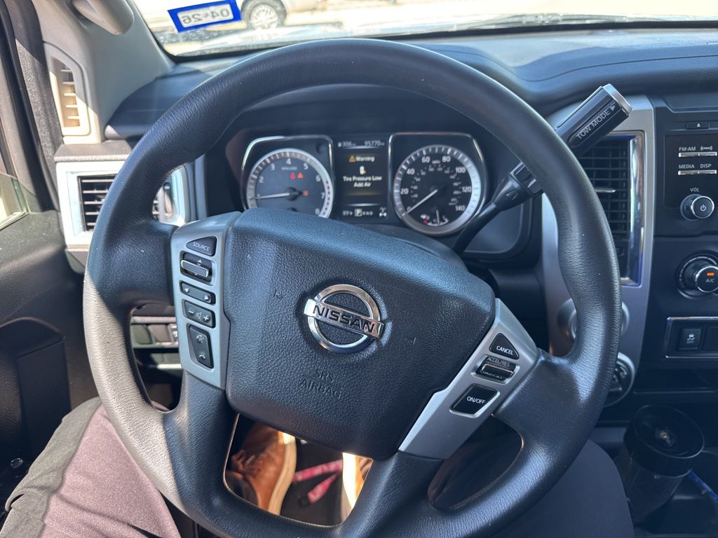 2017 Nissan Titan SV photo 9