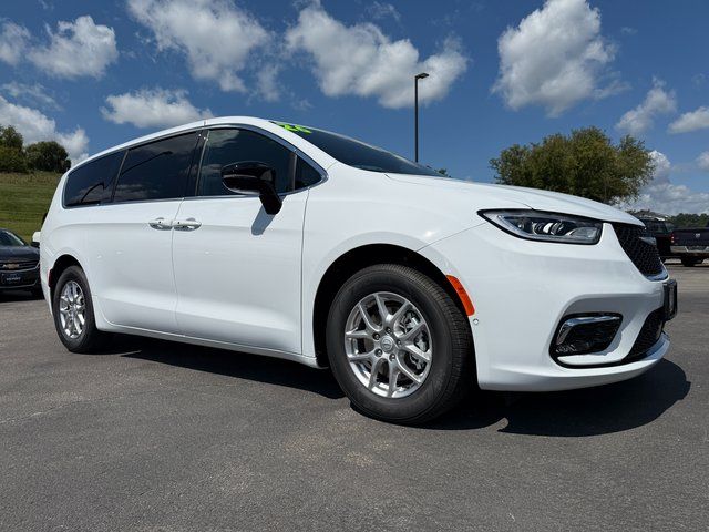 2026 Chrysler Pacifica photo 11