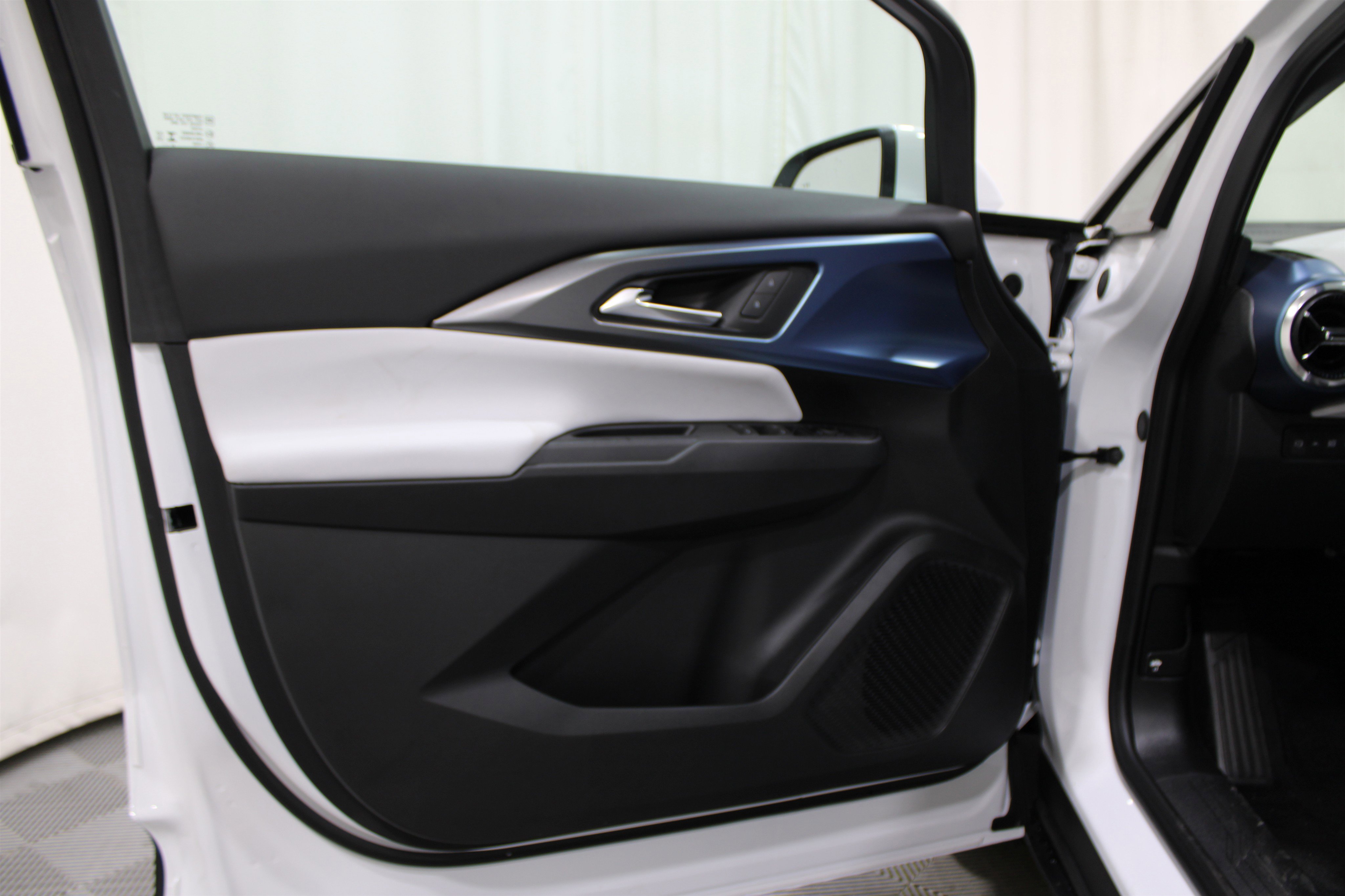2026 Chevrolet Equinox EV LT photo 6